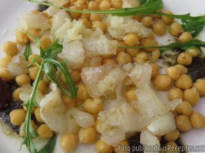 Recepta de cuina de Amanida de ruca, bacallà esqueixat, cigrons menuts, tomàquet sec i olivada