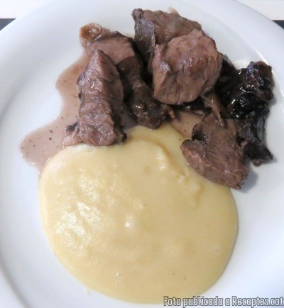 Galtes de porc desossades al forn al vi negre amb parmentier trufada