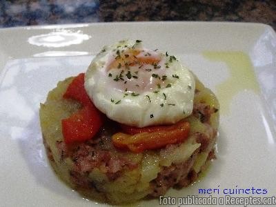 Recepta de cuina de Timbal de patata i ceba amb butifarra esparracada, pebrot escalivat i ou poché