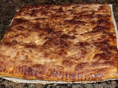 Recepta de cuina de Coca amb llardons