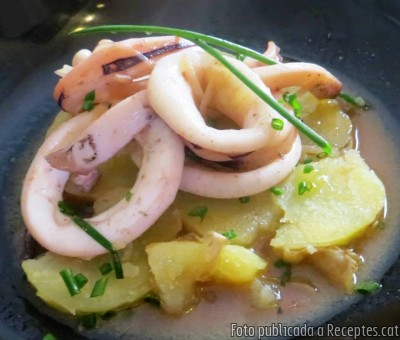 Recepta de cuina de Calamars al vi blanc amb patates