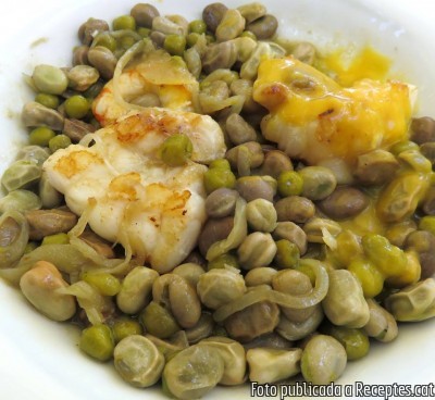Recepta de cuina de Faves i pèsols guisats a la menta amb rap, gamba i crema de carbassa