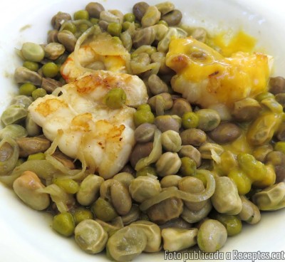 Faves i pèsols guisats a la menta amb rap, gamba i crema de carbassa