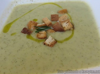 Recepta de cuina de Crema de carbassó amb bocinets de pa i romaní