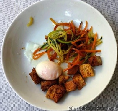 Crema fina de carbassa amb hortalisses saltades, ou i pernil ibèric