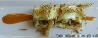 Coca de calçots amb la seva salseta, formatge brie i carxofa