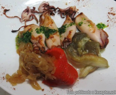 Recepta de cuina de Calamars a la planxa amb ceba caramel·litzada i escalivada amb emulsió d'all i julivert