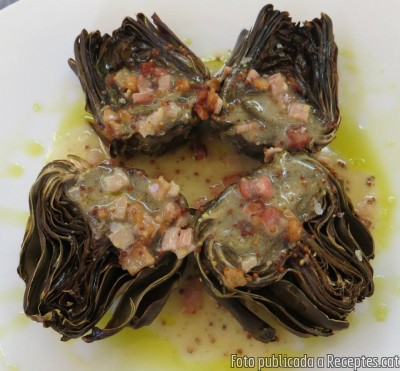 Recepta de cuina de Cors de carxofes al forn amb crema de mostassa i bacó