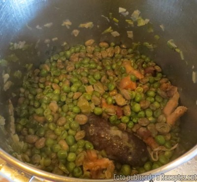 Ofegat de faves i pèsols  amb botifarra negra