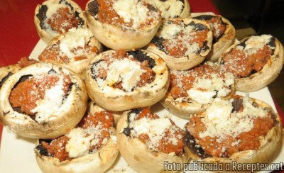 Recepta de cuina de Xampinyons al forn amb salsa ragú, formatge gorgonzola i parmesà