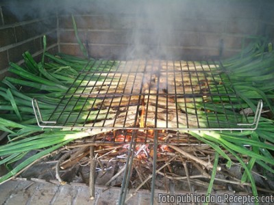 Recepta de cuina de Calçots a la brasa amb la seva salsa