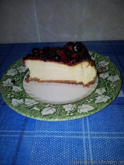 Recepta de cuina de Pastís de formatge amb nata, amb fons de galeta i fruits del bosc