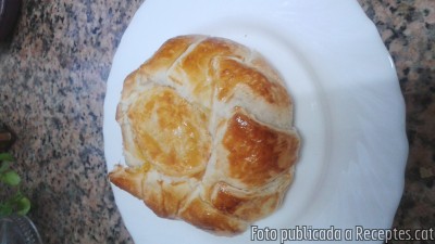 Pasta de full farcida de formatge Camembert o Brie i poma amb pinzellades de canyella i nou moscada