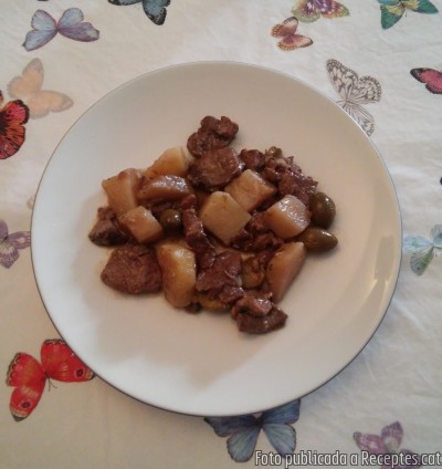 Recepta de cuina de Estofat de vedella amb patates i olives trencades