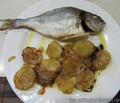 Recepta de cuina de Orada fresca al forn amb base de ceba i patates a rodanxes