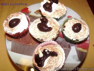 Recepta de cuina de Magdalenes de moca, nata i bombonets