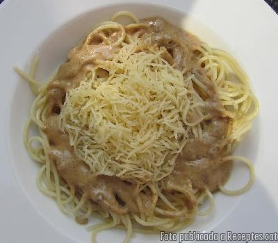 Recepta de cuina de Espaguetis amb formatge ratllat i salsa de ceps