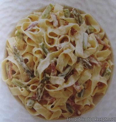 Fettuccine amb pernil, espàrrecs verds i crema