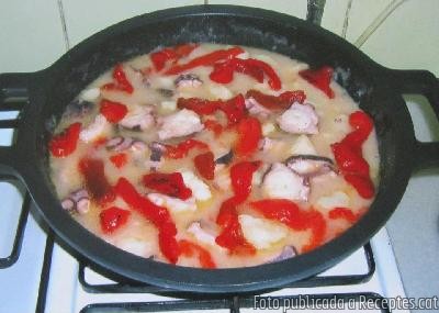Recepta de cuina de Pop tallat tipu " a feira " a la cassola amb patates i pebrot escalivat
