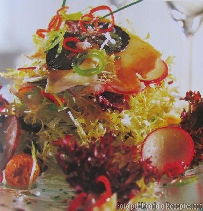 Amanida amb escarola, raves, magrana i encenalls de parmesà