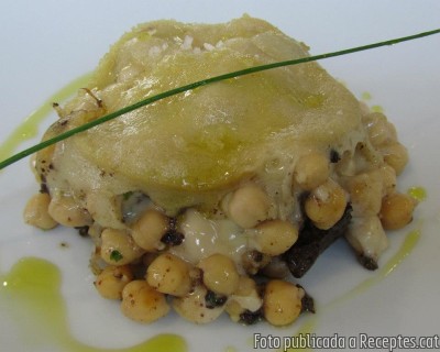 Recepta de cuina de Cigrons menuts amb botifarra negra gratinats a la muselina d'all