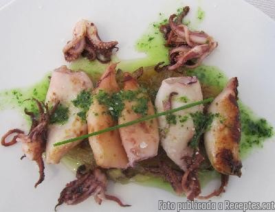 Calamars a la planxa encebats amb all i julivert