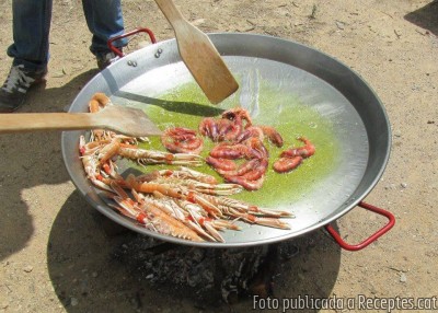 Recepta de cuina de Paella de carn i marisc feta amb llenya de ceps de vinya