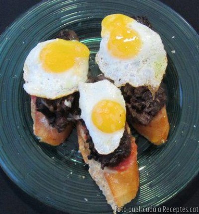 Recepta de cuina de Tapeta de pa amb tomàquet , &quot; morcilla &quot; i ou de guatlla fregit