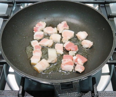 Recepta de cuina de Col bullida i saltada amb rosta de cansalada viada de porc ibèric