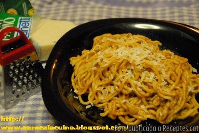 Espaguetis amb salsa barbacoa