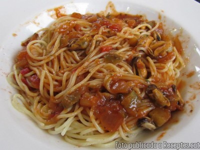 Recepta de cuina de Espaguetis amb musclos a la marinera i la seva salsa
