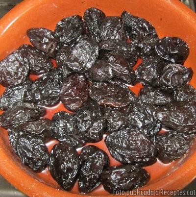 Recepta de cuina de Ales de gall dindi rostides amb prunes i cebetes