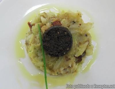 Recepta de cuina de Trinxat de col i patata amb bolets saltejats i botifarra negra