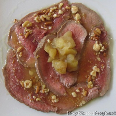 Recepta de cuina de Roast-beef amb compota de poma i oli de fruits secs