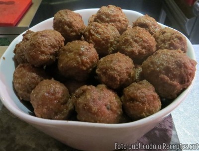 Recepta de cuina de Mandonguilles amb rovellons, pèsols i pastanagues