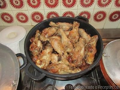 Recepta de cuina de Ales de gall dindi rostides amb prunes i cebetes