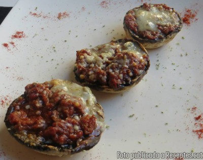 Recepta de cuina de Xampinyons al forn amb salsa ragú, formatge gorgonzola i parmesà