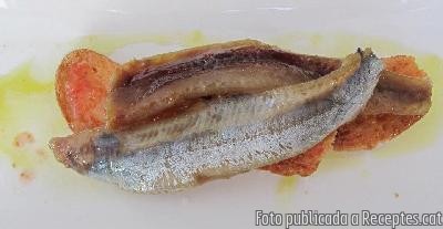 Recepta de cuina de Tapa de pa amb tomàquet i &quot; anchodines &quot;