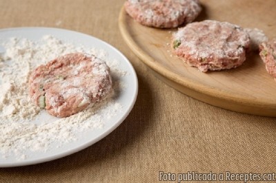 Mandonguilles planes amb salsa de parmesà