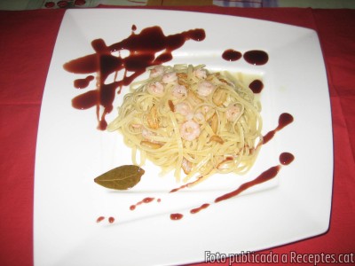 Recepta de cuina de Tallarines al ajillo con gambas