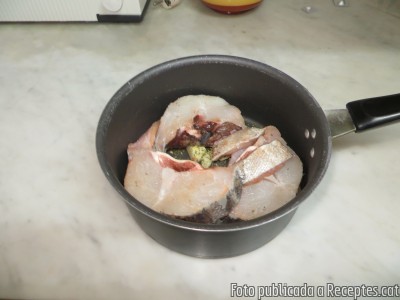 Recepta de cuina de Lluç fresc bullit amb alls i julivert sec