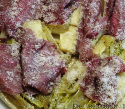 Recepta de cuina de Endívies amb carpaccio de vedella i toc de formatge