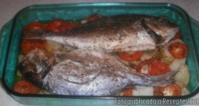 Recepta de cuina de Orada al forn amb patata i picada de fruits secs