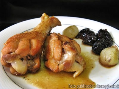 Recepta de cuina de Ales de gall dindi rostides amb prunes i cebetes
