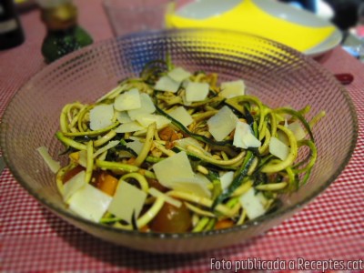 Recepta de cuina de Amanida d'espaguetis de carabassó amb vinagreta de fruits secs