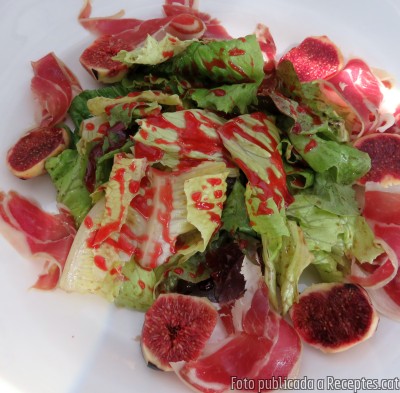 Recepta de cuina de Amanida de figues amb pernil ibèric, enciam i coulis de fruits vermells