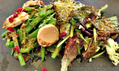 Recepta de cuina de Amanida de mongeta tendra, gerds deshidratats, encenalls de mousse de foie amb festucs i fulles