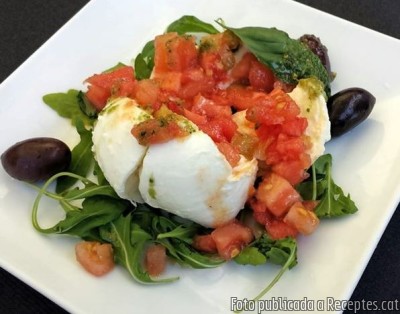 Recepta de cuina de Amanida de mozzarella amb tomàquet concassé, oli d'alfàbrega i olives de Kalamata