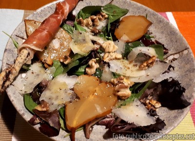 Recepta de cuina de Amanida de pera i manxego amb bastonets embolicats amb pernil salat