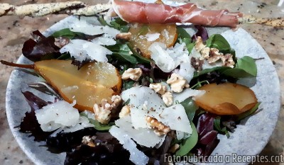 Recepta de cuina de Amanida de pera i manxego amb bastonets embolicats amb pernil salat